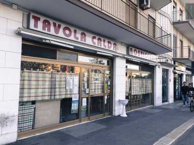 ...tra questi una farmacia, un negozio di giocattoli e la pizzeria �Nonno Marcello� che conserva ancora la scritta retr� �tavola calda�